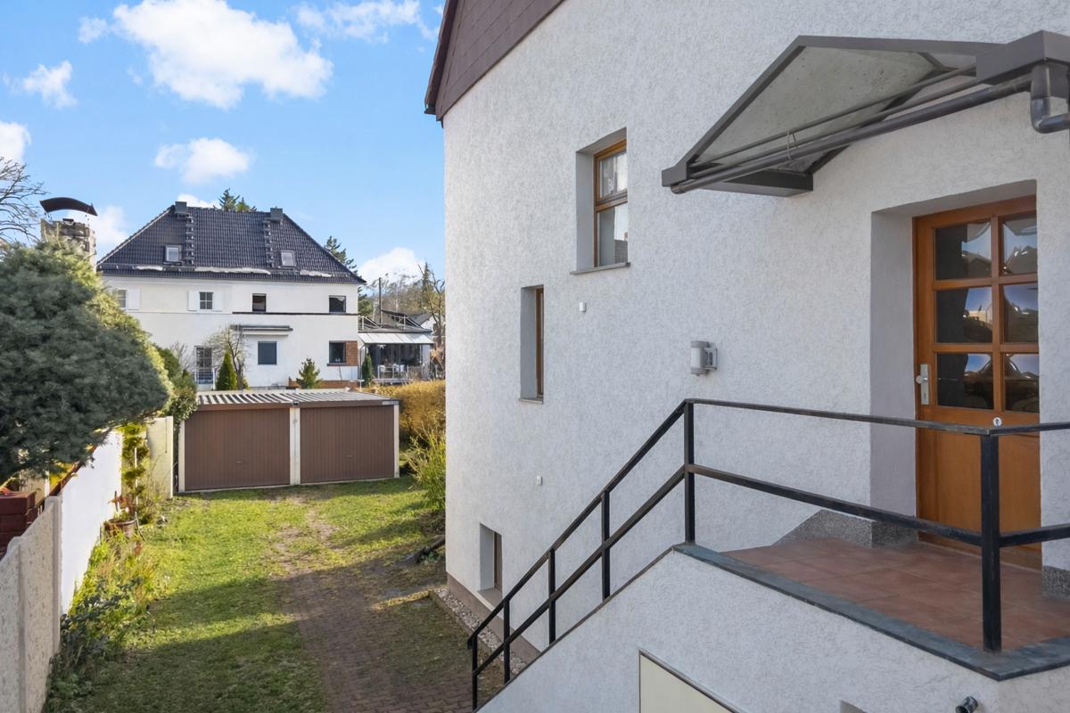 Hauseingang und -einfahrt