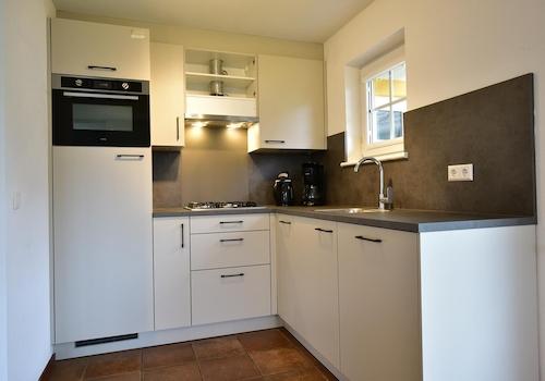 Ferienhaus zu verkaufen Ferienpark Cochem – Küche mit Einbaugeräten