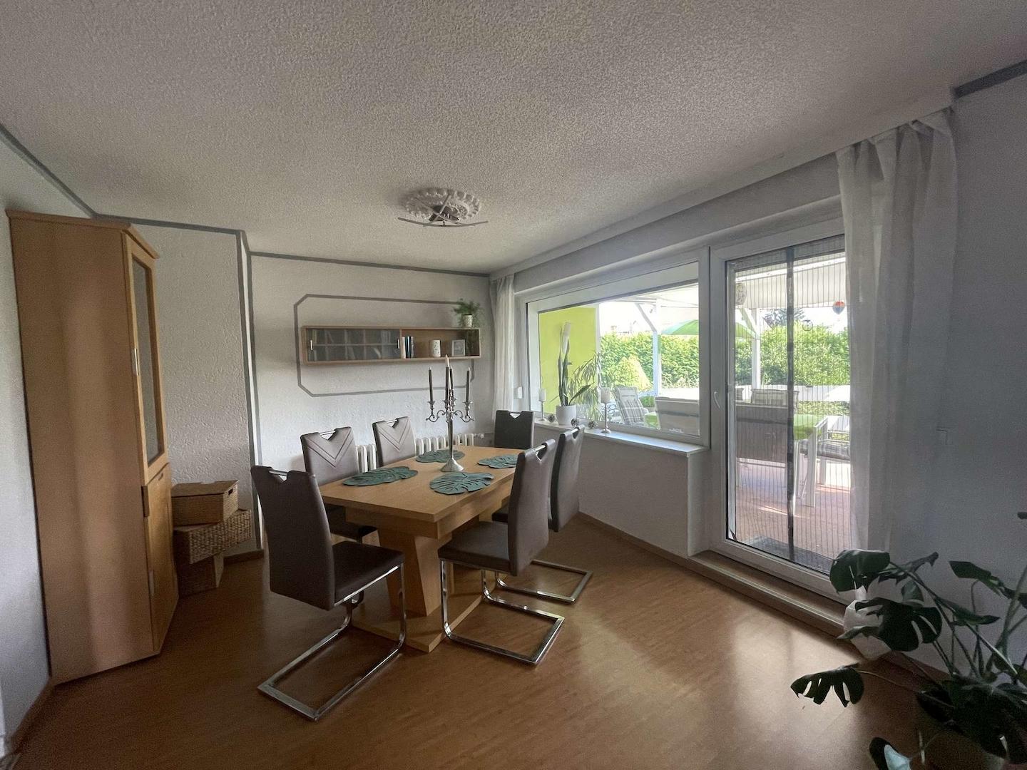 Essbereich mit Zugang zur Terrasse