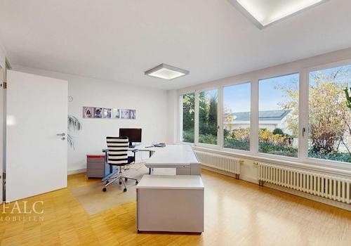 Lichtdurchflutete Büros