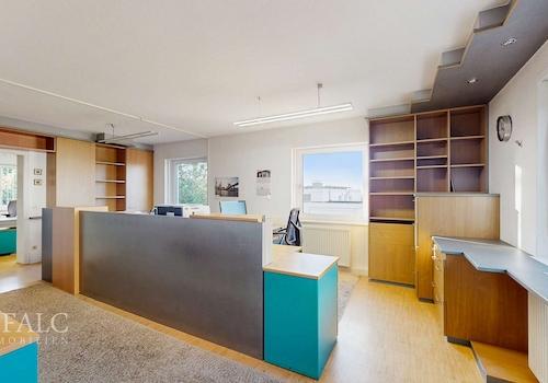 Großzügiger Bürobereich