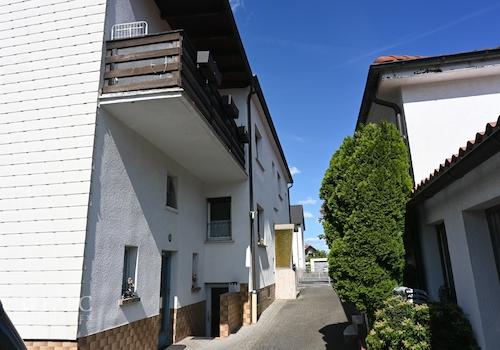 Durchfahrt zum hinteren Grundstück