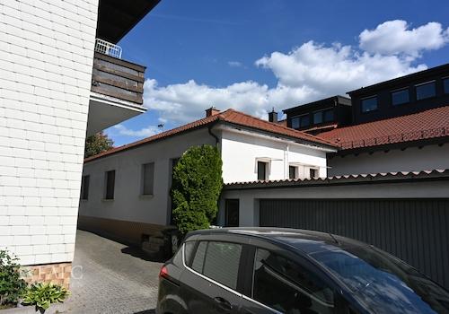 Blick auf die Gewerbeimmobilie