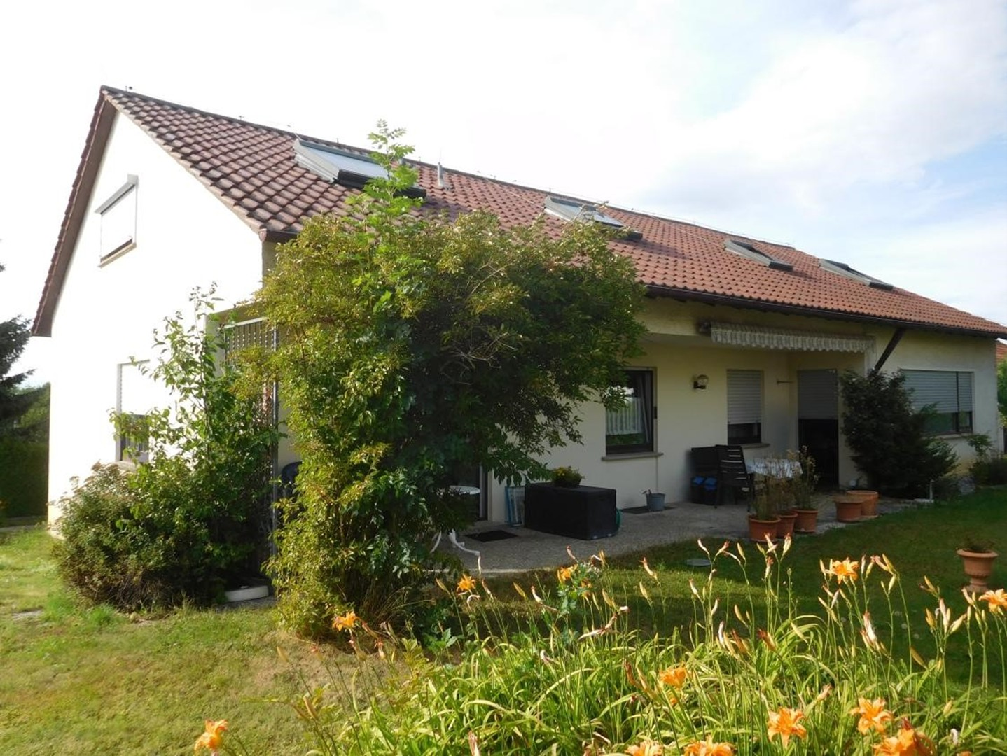 Haus mit Garten und Terrasse