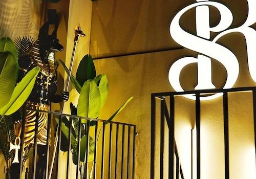 Treppenbereich/Statue/Logo