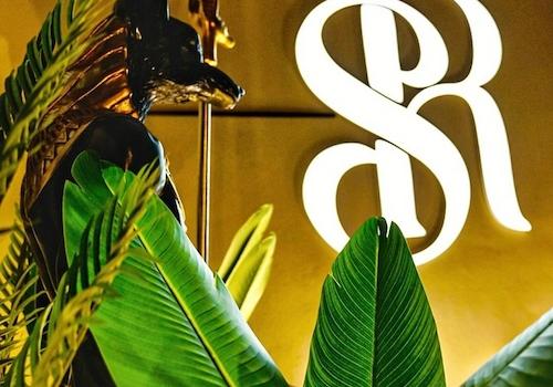 Treppenbereich/Statue/Logo