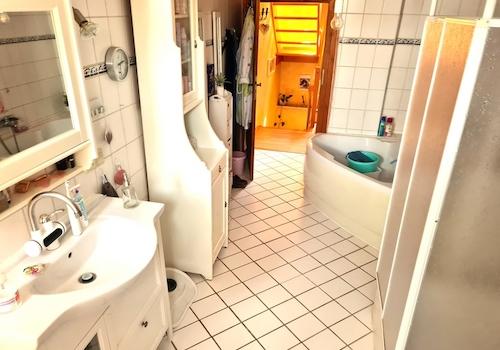 mit Badewanne und Dusche