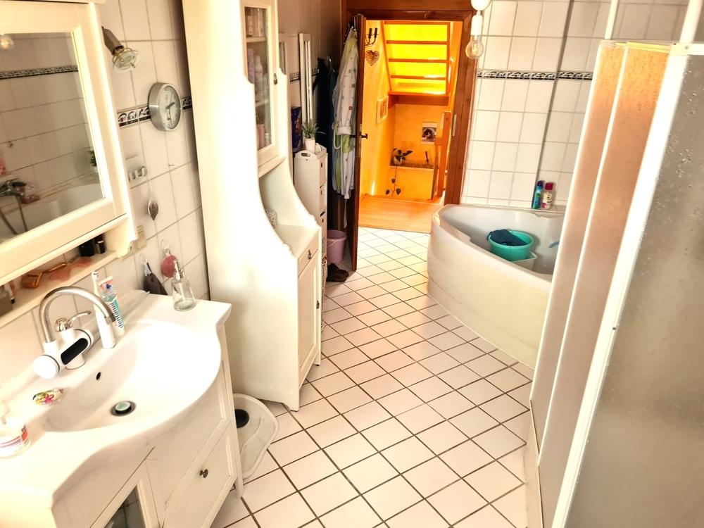 mit Badewanne und Dusche