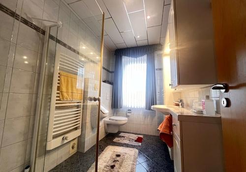 Gäste-WC mit Dusche