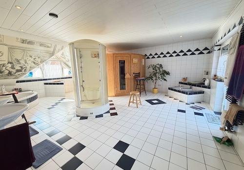 Badezimmer mit Sauna