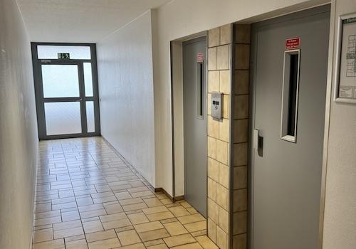 Flur und Aufzugsanlage