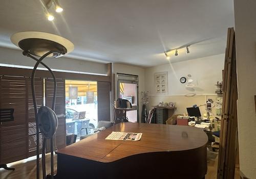 Strassenfront u. Eingang 25qm