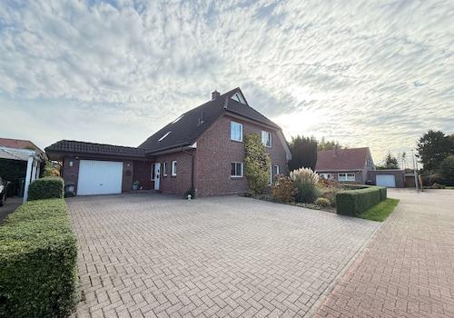 Hausansicht mit Garage