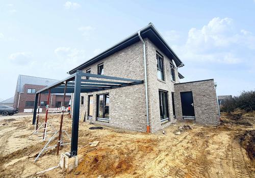 Hausansicht mit Carport