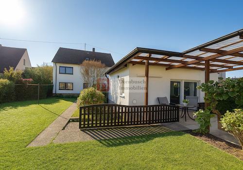 Rückansicht des Hauses mit Gartenfläche