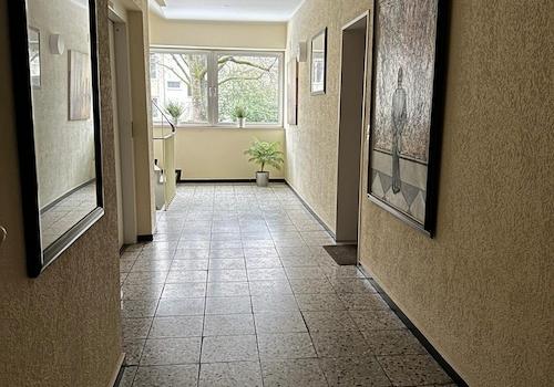 Sicht aus Türspion auf Flur 