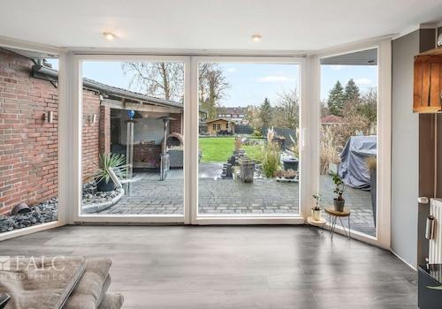 Wohnzimmer mit Blick in den Garten