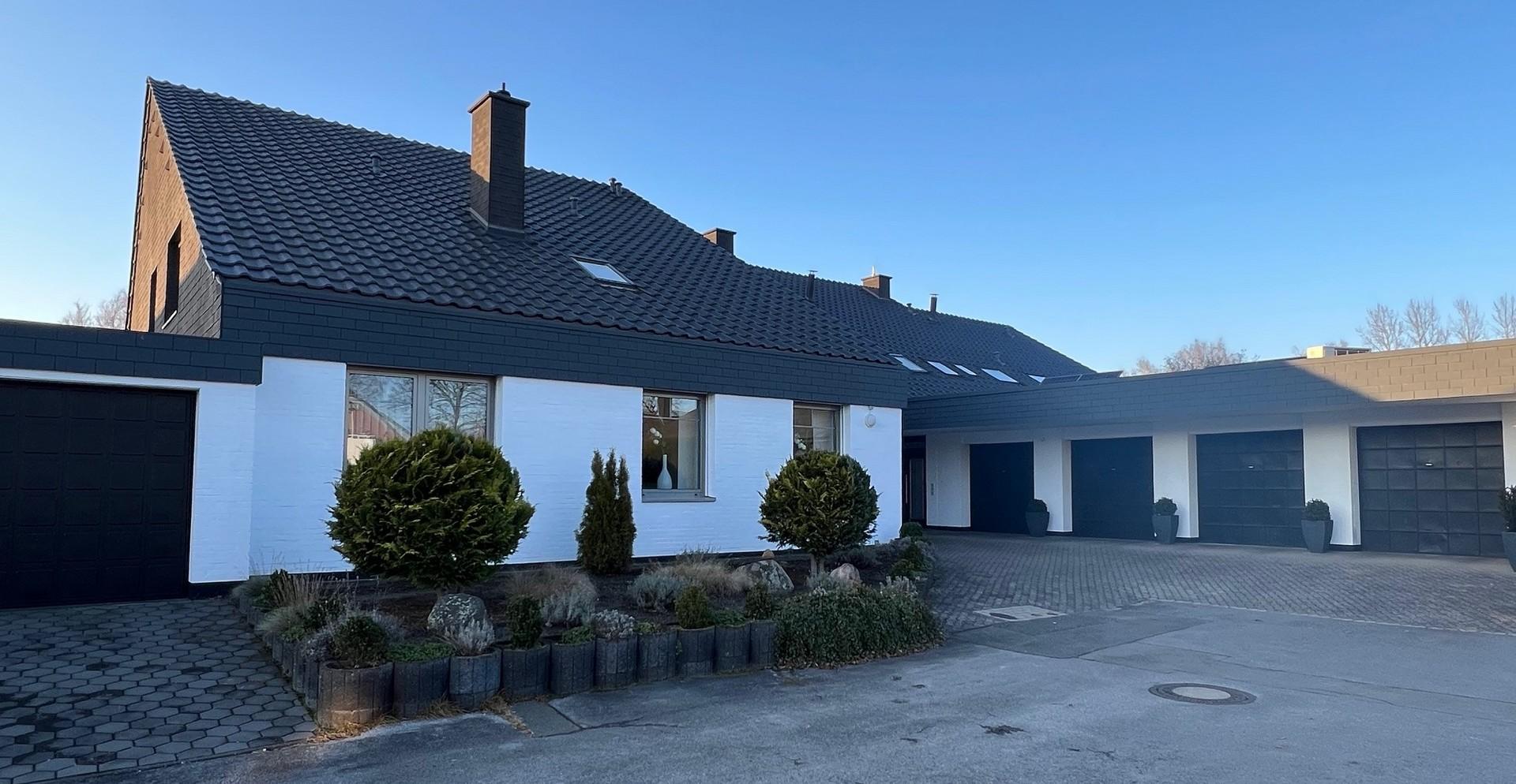 Wohnhaus mit Garagen