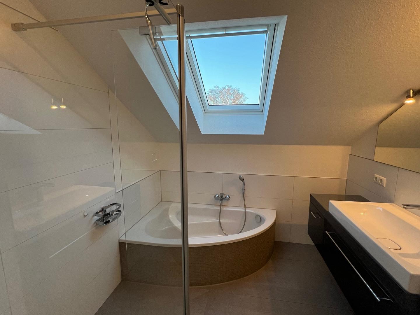 Bad mit Wanne und Dusche