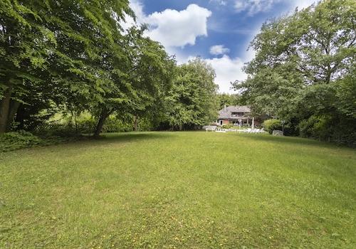 Das ca. 3800 m² großes Grundstück bietet Platz für Parkflächen