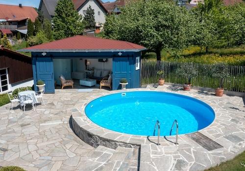 Pool mit Poolhaus