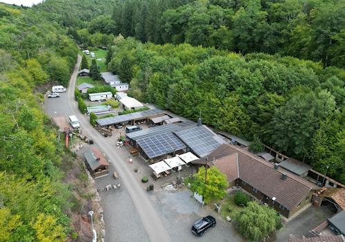 Zufahrt und Gebäudeensemble