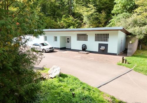 Sanitärgebäude und Garage