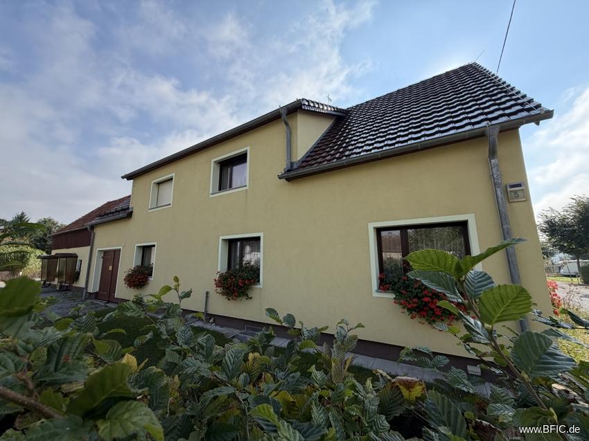 Hauptgebäude Straßenansicht