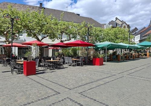 Sicht von Platz auf Objekt