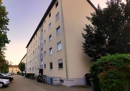 Haus_Rückseite_Stellplätze