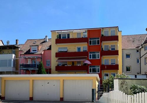 Rückansicht mit Garagen