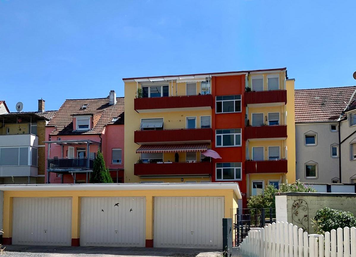 Rückansicht mit Garagen