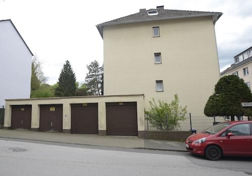 Seitenansicht mit Garagen