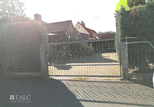  Zufahrtstor zum Grundstück