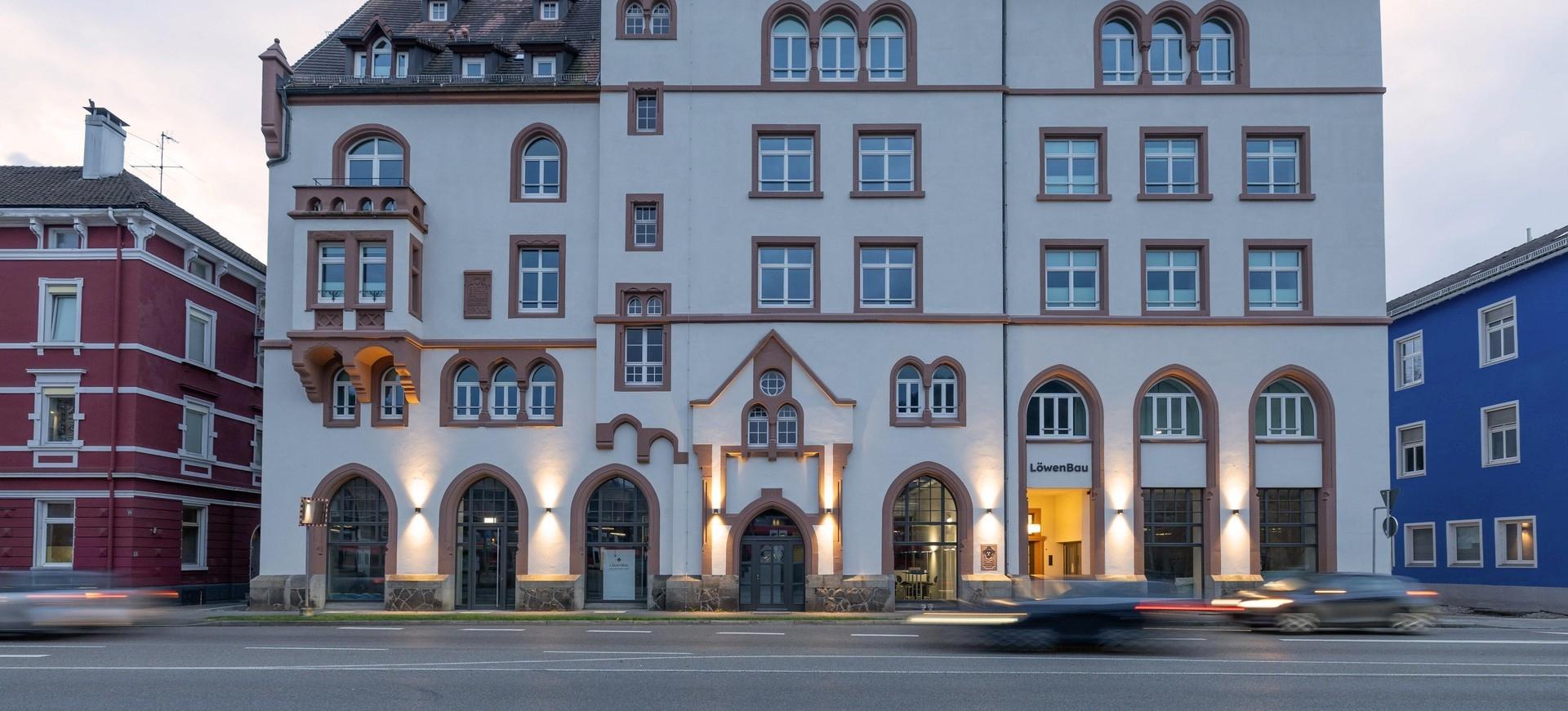 Strassenfassade LöwenBau