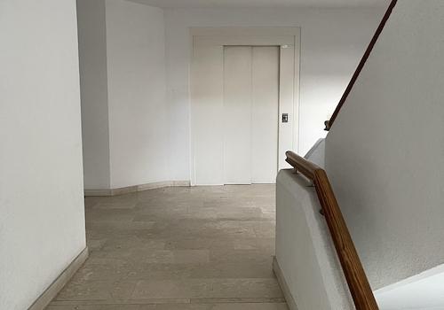 Treppenhaus mit Aufzug