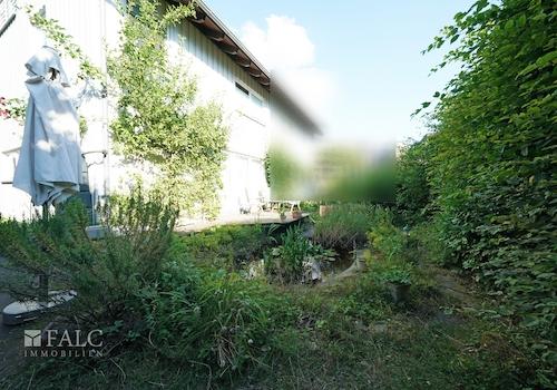 Holzterrasse mit Teich