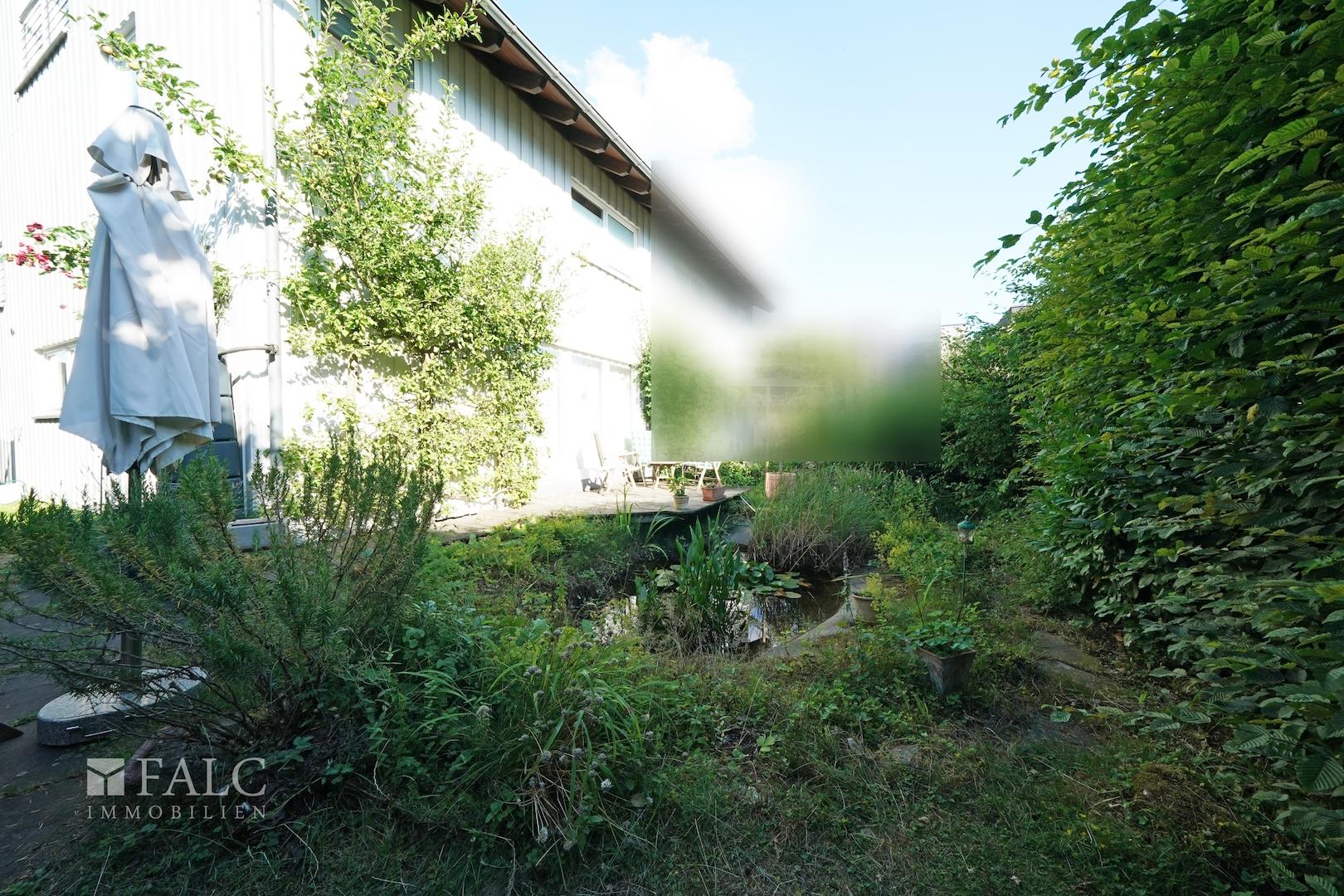 Holzterrasse mit Teich