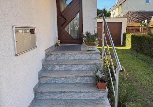 Marmortreppe und Edelstahlgeländ.