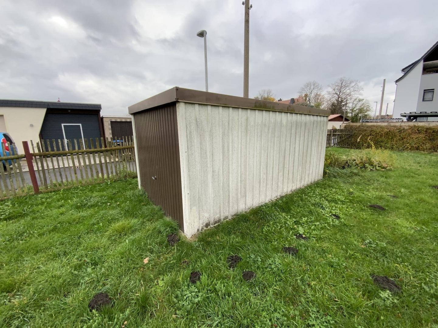 Garage im Gartengrundstück
