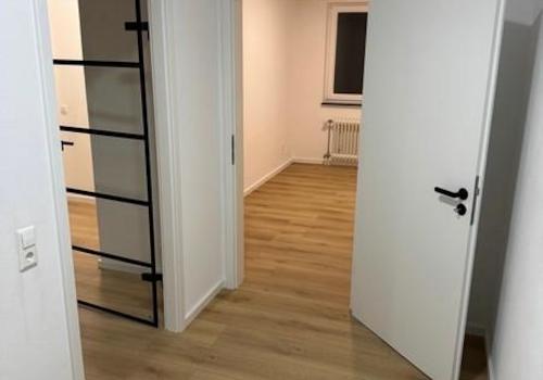 6 Flur Blick in Richtung Küche und links WoZi mit Glastür