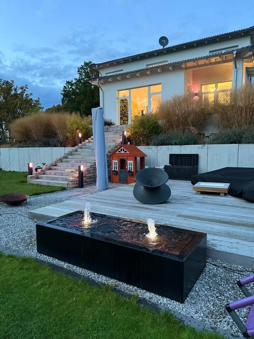 Außenbereich bei Dämmerung