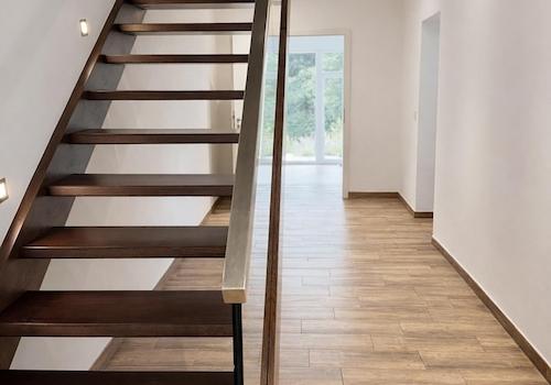 Holztreppe mit Glasgeländer