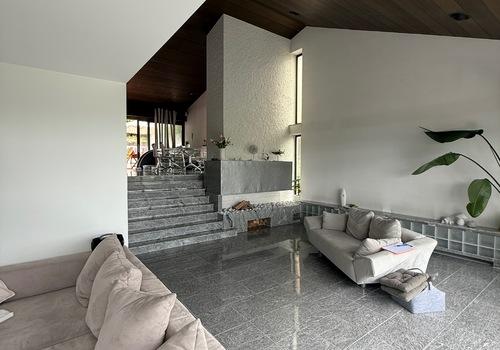 Wohnbereich mit Kamin