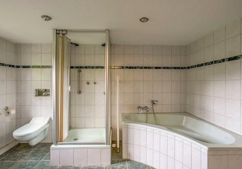 Badezimmer mit Wanne und Dusche (OG)