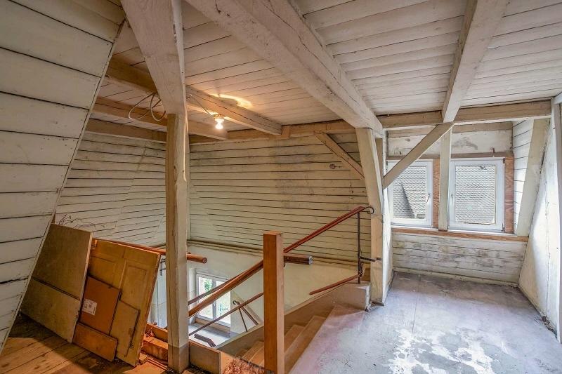 Zugang zum Obergeschoss mit Dachboden