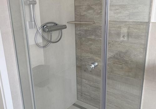 Hauptbad mit Dusche und Wanne