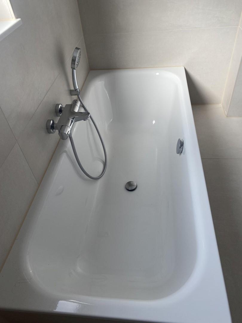 Hauptbad mit Dusche und Wanne