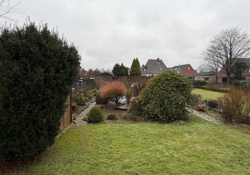 Blick von der Terrasse in den Garten