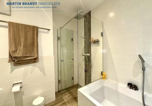 Badezimmer mit Badewanne und Dusche